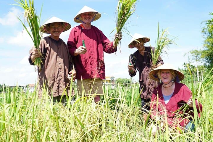 hoi-an-farm-to-lantern-bike-tour-tra-que-herbs-lantern-making photo 5