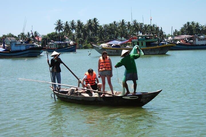 Full-Day Hoi An Lantern-Making & Tra Que Herb with Cam Thanh Basket-Boat Experience photo 2