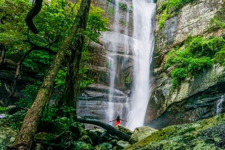 Waterfall Hunt Hiking Tour from Kandy: Rahas Ella & Hulu Ella