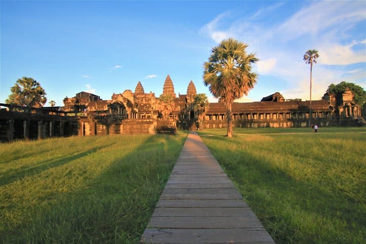 Siem Reap 3-Day Classic Cycling Tour: Angkor Temples & Tonle Sap photo 3