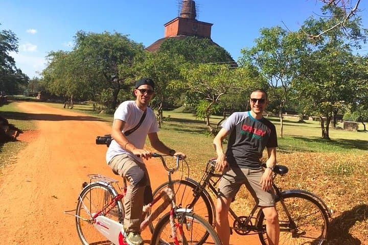 Cycling Polonnaruwa Ancient Ruins: Parakrama Samudra Historic Bike Tour