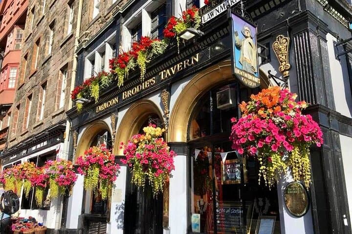 Old Edinburgh Private Walking Tour: Royal Mile, Hidden Closes & Stories photo 6