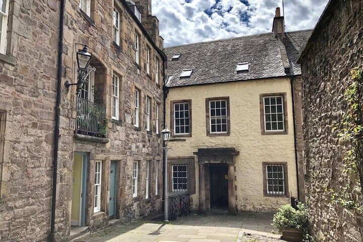 Old Edinburgh Private Walking Tour: Royal Mile, Hidden Closes & Stories photo 2