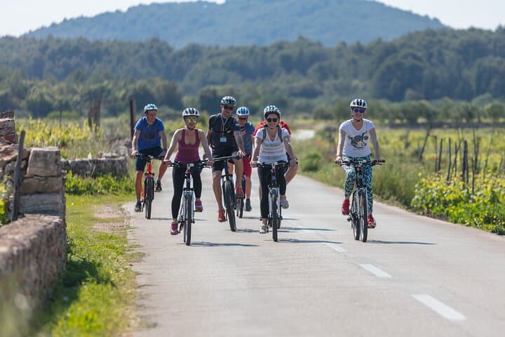 Cycle Hvar: 27 km Stari Grad to Vrboska Bike Tour photo 3