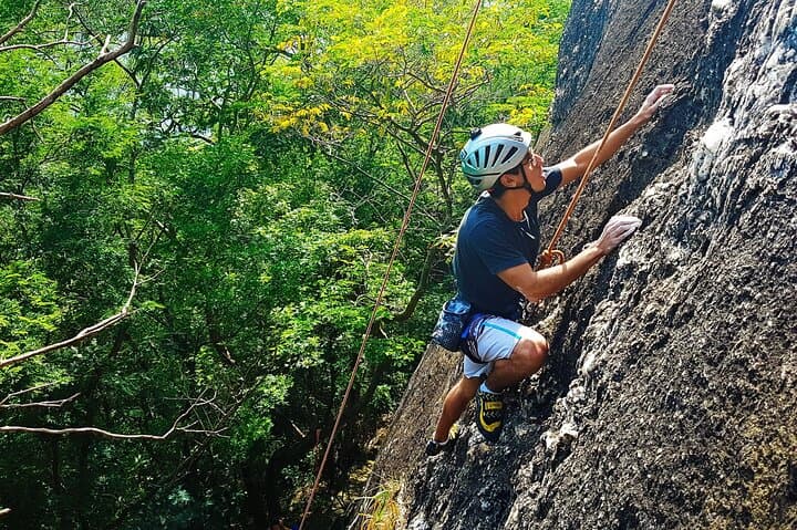 Learn to Rock Climb on Morro da Babilônia — Urca Climbing Class with Sugarloaf Views photo 6