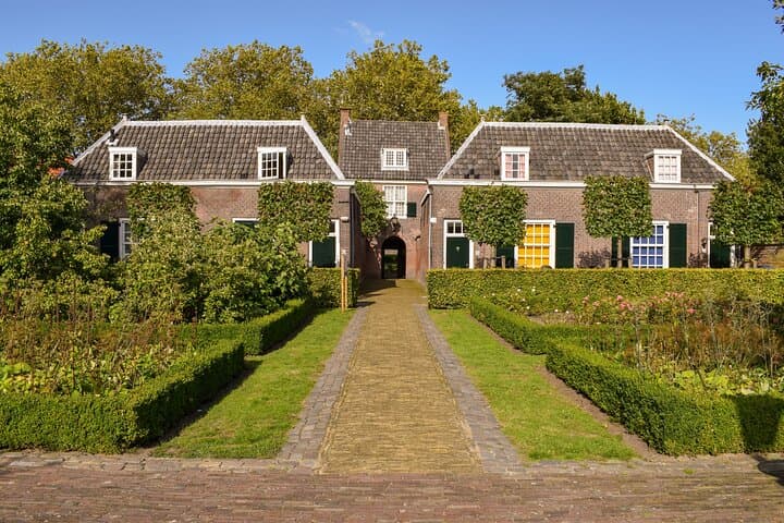 Delft Historical Centre Photography Walk — Capture Canals, Churches & Hidden Courtyards photo 2