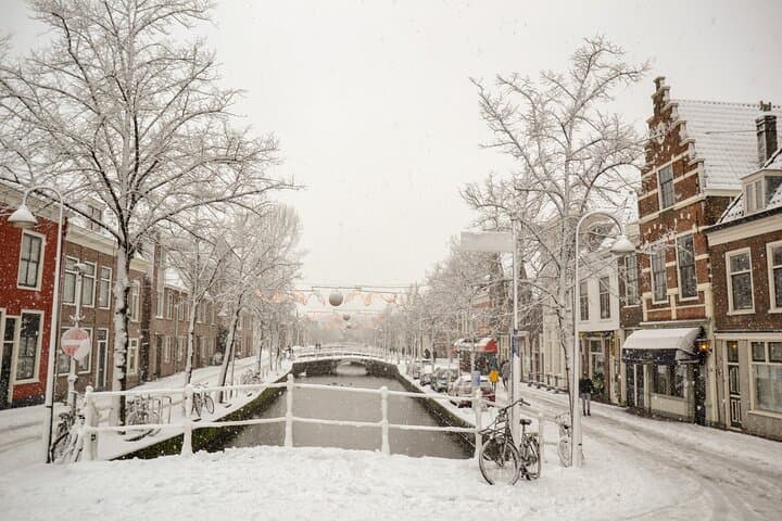 Delft Historical Centre Photography Walk — Capture Canals, Churches & Hidden Courtyards photo 6