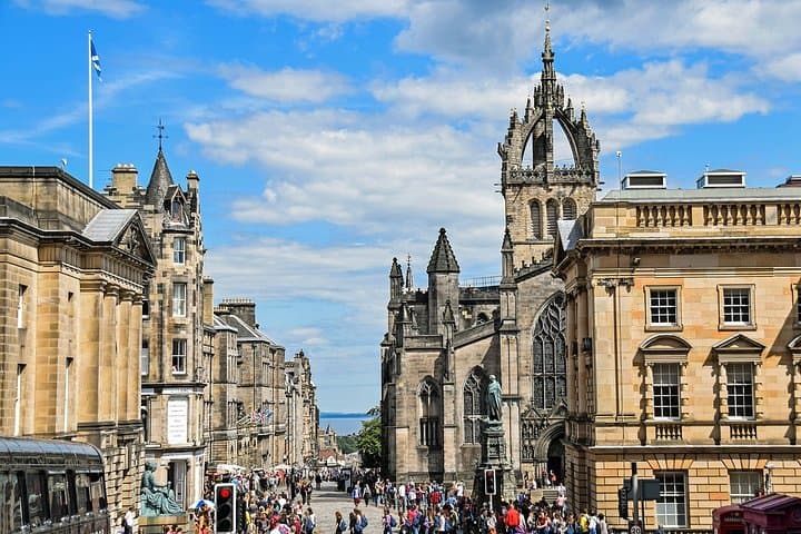 Edinburgh Old Town Private Walking Tour: Royal Mile, Greyfriars & Hidden History