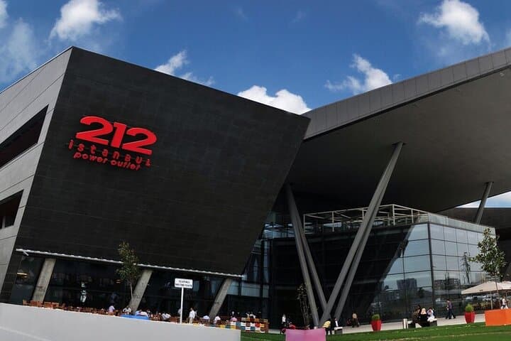 Istanbul Aquarium, Wednesday Bazaar & 212 Mall — Full-Day Private Tour photo 2