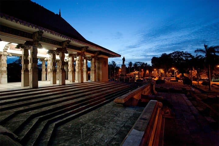 Colombo Day Tour from Ahungalla: Museums, Temples & Sunset at Galle Face photo 5
