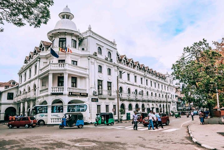 Kandy City Walk with a Local: Temple of the Tooth, Market & Street Food
