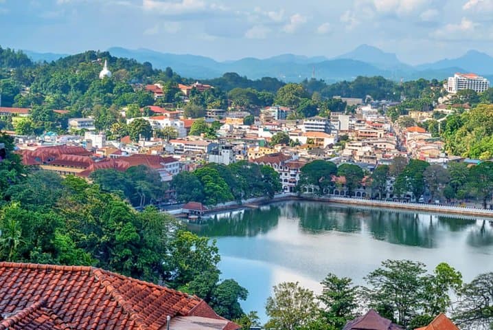 Kandy City Walk with a Local: Temple of the Tooth, Market & Street Food photo 3
