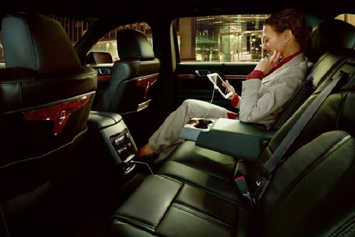 New Orleans Luxury Airport Transfer to Downtown Hotels (Private Sedan & SUV)