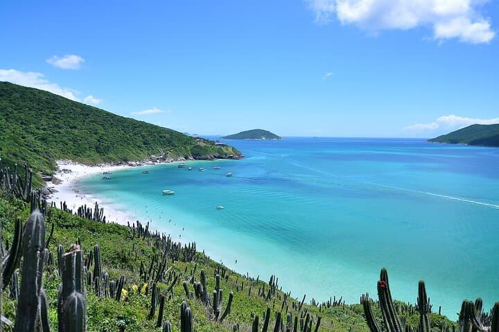 Arraial Day Trip: Boat Tour, Prainhas & Lunch from Rio de Janeiro