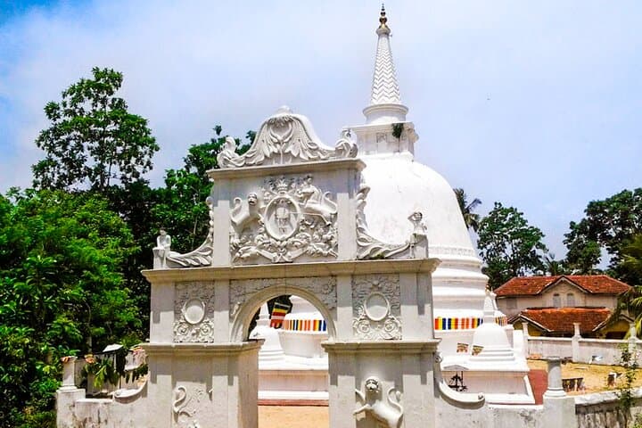 Hidden Temples and Secluded Coastlines: Full-Day Cultural Tour from Koggala