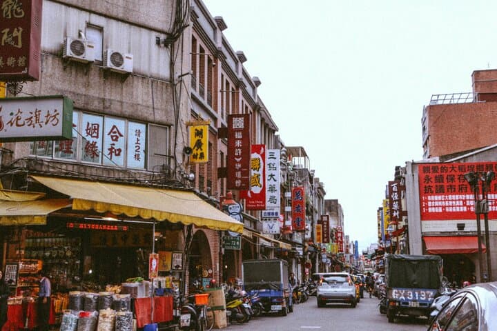 Vintage Taipei: Tea, Temples and Dadaocheng Sunset Walk