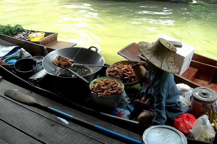 Bangkok Private Tour: Damnoen Saduak Floating Market & Maeklong Railway Market photo 3