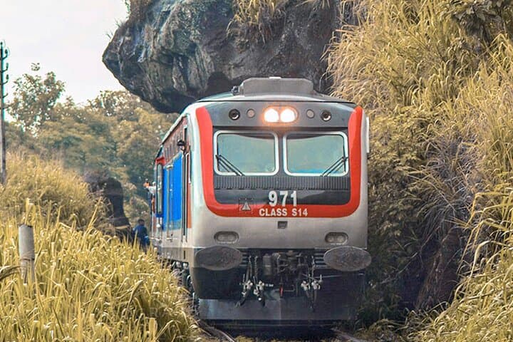 Colombo to Badulla Train Ride — Dunhinda Odyssey Scenic Journey photo 4
