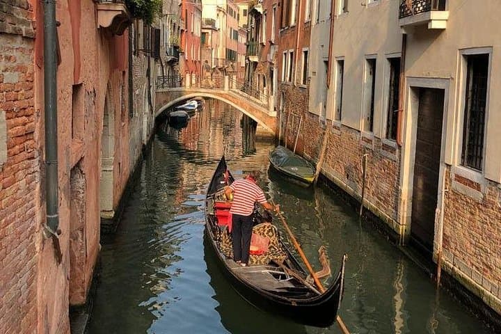 Venice St. Mark's Square to Rialto: Private Walking Tour + 30-Minute Gondola Ride photo 2