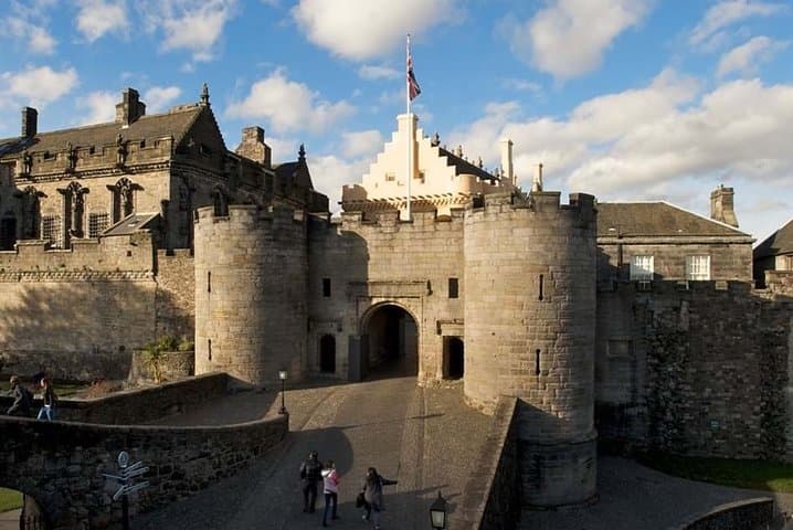 Private Day Tour from Greenock to Stirling Castle, Culross & Glasgow