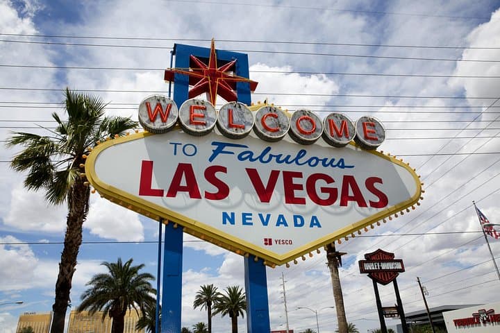 Private Scenic Vegas Tour: Welcome Sign, Goodsprings & Seven Magic Mountains photo 2