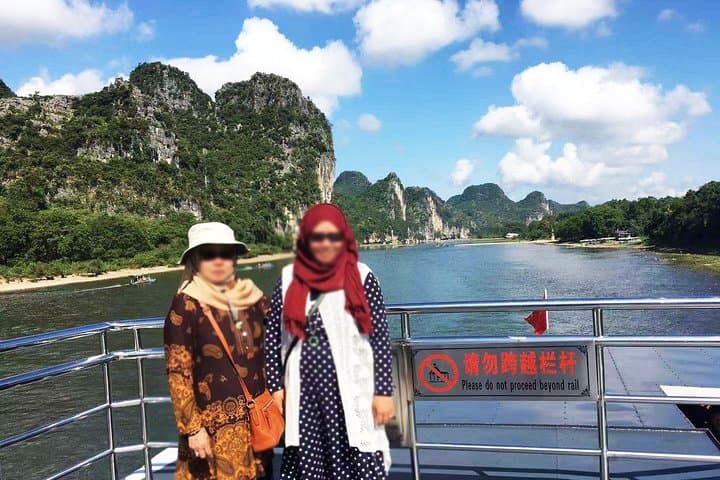 Guilin Muslim Day Tour — Li River Cruise, Yangshuo West Street & Reed Flute Cave Experience