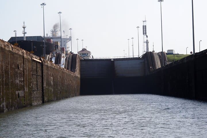 Panama City in One Night: Miraflores Locks, Biomuseo & Casco Antiguo Tour photo 3