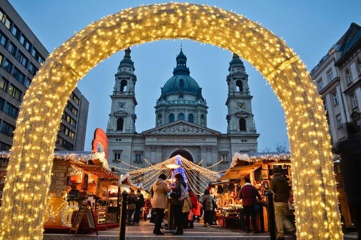 Private Budapest Christmas Market & Danube Evening Cruise: Evening Walking Tour with Mulled Wine