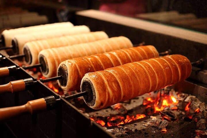 Private Budapest Christmas Market & Danube Evening Cruise: Evening Walking Tour with Mulled Wine photo 4