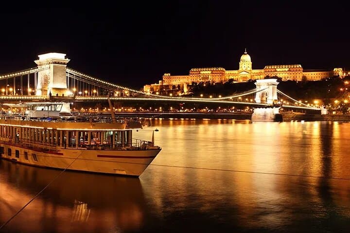 Private Budapest Christmas Market & Danube Evening Cruise: Evening Walking Tour with Mulled Wine photo 5