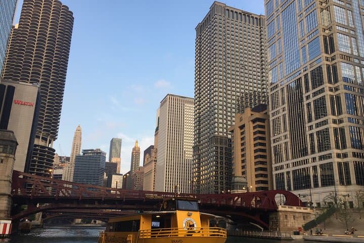 Friday Night Pizza Crawl in River North: Deep-Dish, Neapolitan & Tavern-Style Pizza Walk photo 3