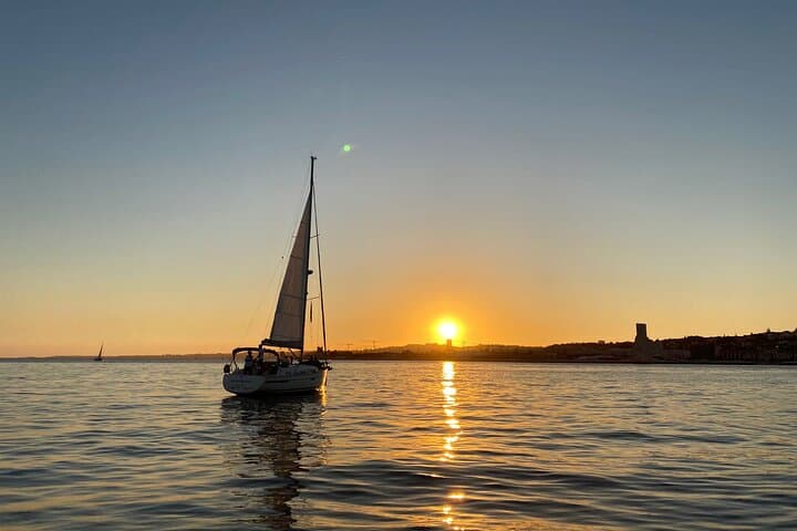 Lisbon Sunset Private Yacht Cruise with Sparkling Wine — 2-Hour Romantic Cruise photo 4
