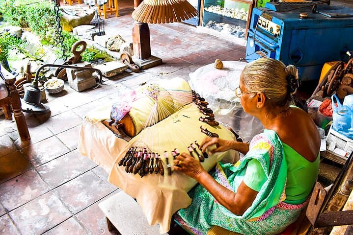 Hands-On Mask Making Tour from Bentota: Create a Traditional Sri Lankan Kaduru Mask