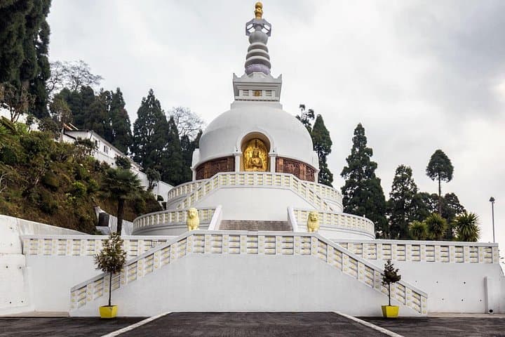 Spiritual Walking Tour in Darjeeling: Peace Pagoda, Japanese Temple & Dali Monastery