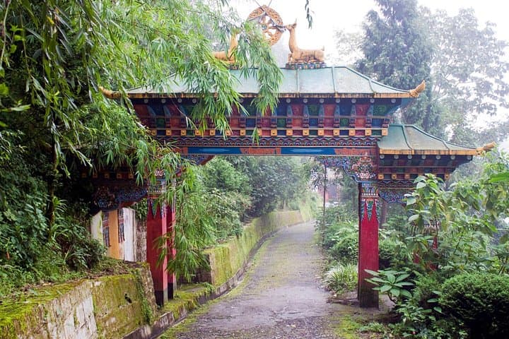 Spiritual Walking Tour in Darjeeling: Peace Pagoda, Japanese Temple & Dali Monastery photo 3