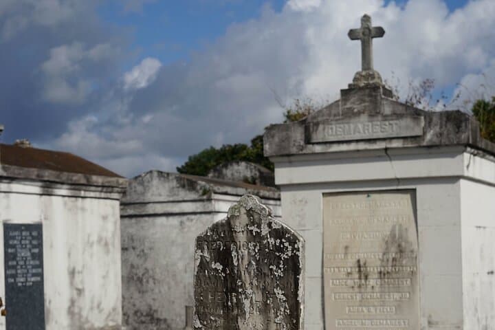 Garden District Walking Tour: History, Architecture & Lafayette Cemetery Highlights photo 3