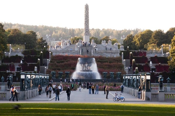 Pedal Through Oslo: 3-Hour City Bike Tour to Vigeland, Aker Brygge & the Royal Palace photo 4