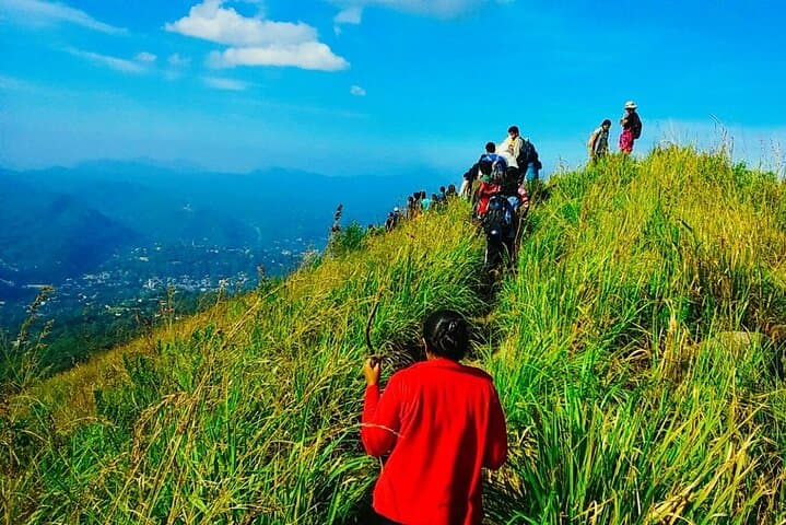 Hiking Hanthana Mountain Range: Kandy 6–9 km Trek with Tea-Museum Stop