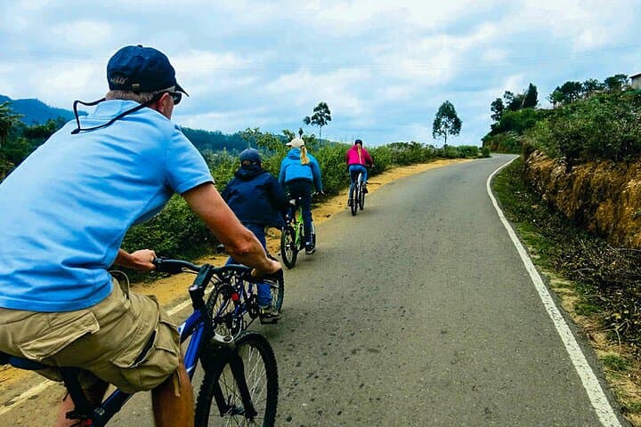 Cycle Nuwara Eliya: Gregory Lake, Colonial Architecture & Tea-Estate Views