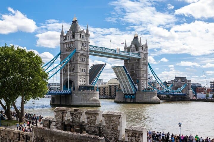 Tower Bridge Experience and Thames Scenic Cruise: Easy-Access Guided Tour