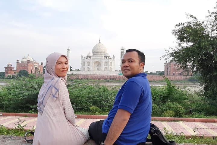Sunrise at the Taj: 2-Day Luxury Agra Tour with Fatehpur Sikri