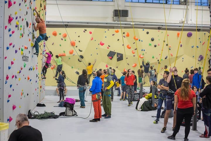 Climbing Experience in Milan: Introductory Indoor Climb with Aperitif photo 3