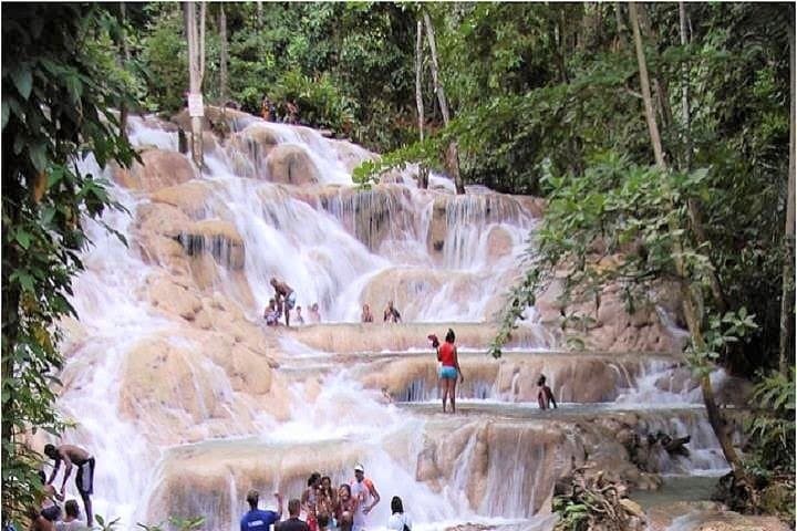 Montego Bay to Dunn's River Falls: Half-Day Guided Climb and Swim