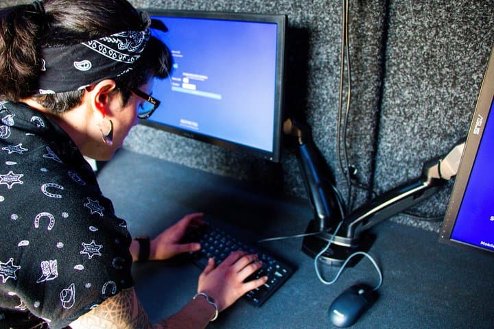 Undercover Agent Escape Game in London — Inside an MI6 Surveillance Van photo 2