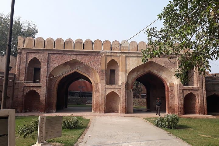 War History Walking Tour of Old Delhi: Kashmere Gate to Lothian Cemetery photo 3