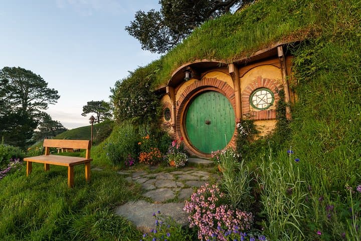 Hobbiton & Te Puia Private Day Tour from Auckland — Hobbiton Movie Set and Rotorua Geothermal Valley