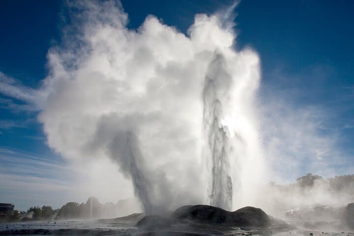 Private 2-Day Rotorua Combo: Te Puia, Jet Boat & Waimangu Volcanic Valley