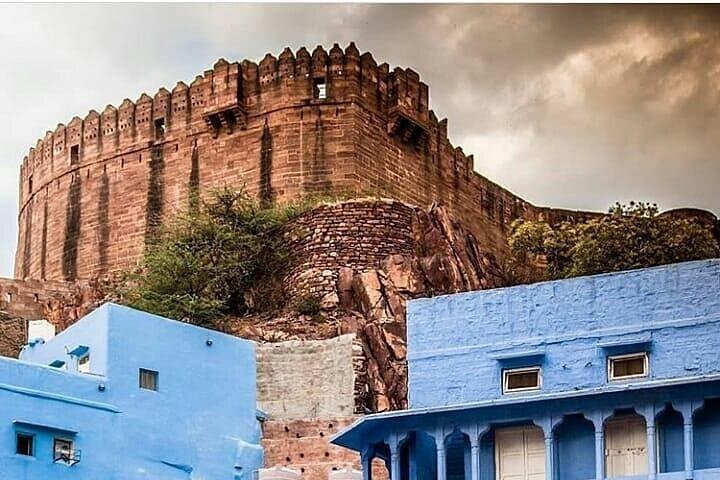 Kite Feeding at Mehrangarh Fort: Jodhpur's Bird-of-Prey Experience photo 2