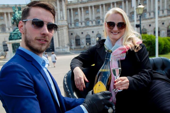 Vienna Oldtimer Tour: 60-Min City Drive with Prosecco