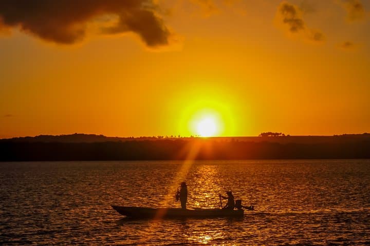 Sunset at Praia do Jacaré: Bolero, Boardwalk & Catamaran Views